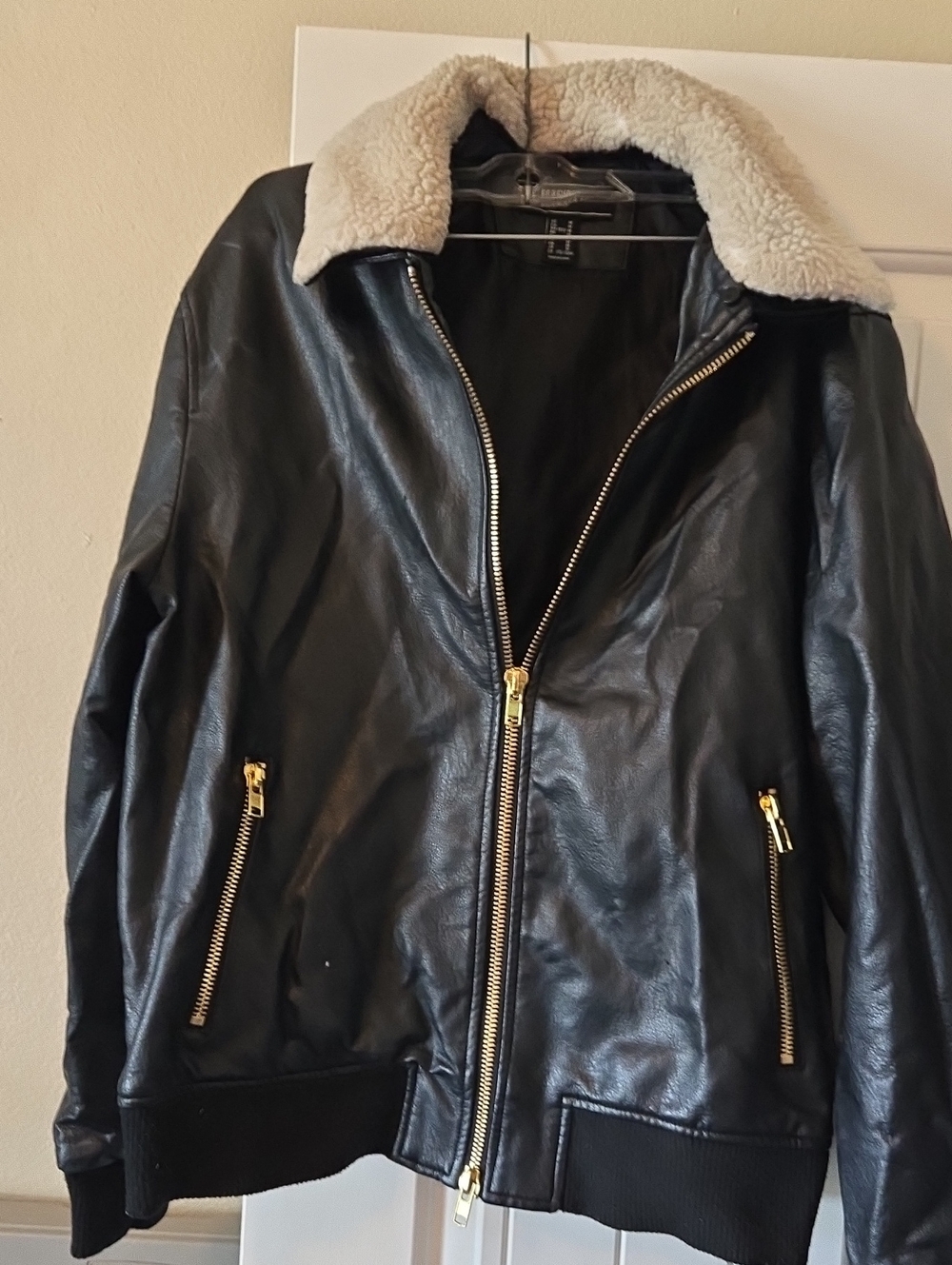 Forever 21 Men Black Faux Leather Jacket with Cream Sherpa Collar